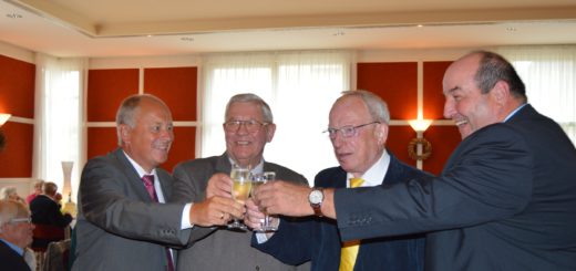Anstoßen zum 80. Geburtstag und auf 48 Jahre in der Politik: Johann Ditzfeld (2. v. l.) mit Bürgermeister Rainer Ditzfeld (v. r.) und dessen Vorgängern Christoph Rippich und Uwe Kellner.Foto: Sieler