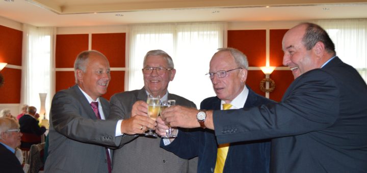 Anstoßen zum 80. Geburtstag und auf 48 Jahre in der Politik: Johann Ditzfeld (2. v. l.) mit Bürgermeister Rainer Ditzfeld (v. r.) und dessen Vorgängern Christoph Rippich und Uwe Kellner.Foto: Sieler
