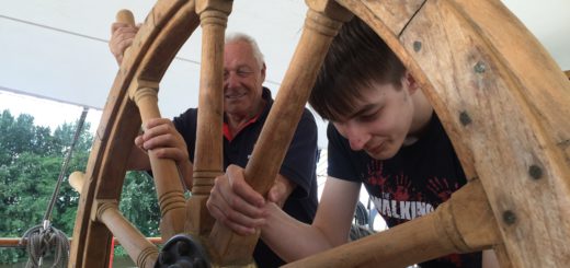 „Die Arbeit verbindet uns“, sagt Harald Wolf (l.) über seinen jungen Kollegen Merlin Jürgens (r). Der 16-Jährige hilft während der Sommerferien auf der Schulschiff Deutschland aus. Foto: Waalkes