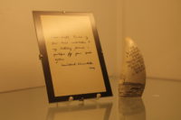 Der Pottwahlzahn (r.) wurde einst Winston Churchill geschenkt. Er bedankte sich mit einem Schreiben (l.). Foto: Füller