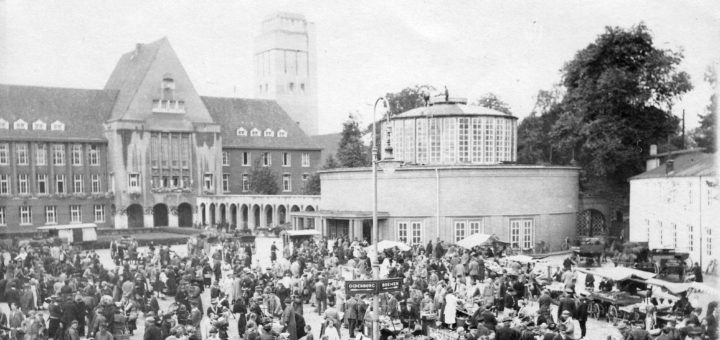 Der Marktplatz im Jahr 1927: Rathaus und Markthalle werden durch den Arkadengang miteinander verbunden.Bildvorlage: Stadtarchiv Delmenhorst
