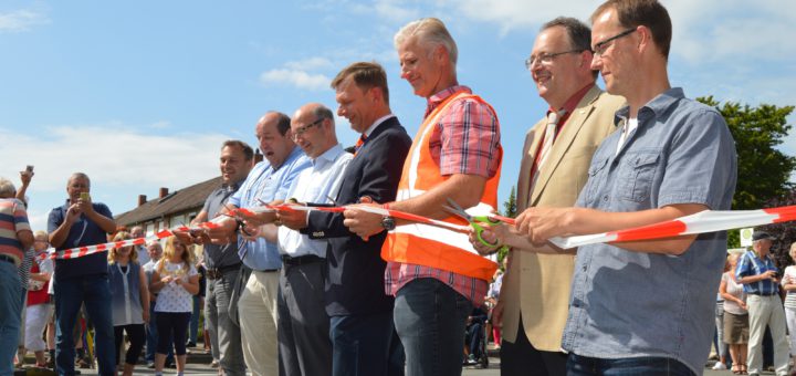 Bürgermeister Rainer Ditzfeld (2. v. l) und zahlreiche Gäste eröffneten den Kreisel am Freibad. Foto: Sieler