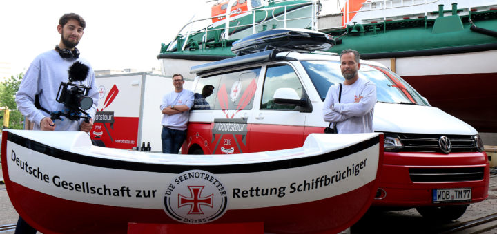 Dorian-Vasco Nagel (v. l.), Alexander Nortrup und Tom Tautz mit dem übergroßen Sammelschiffchen, das auf Deutschlandreise geht. Foto: DGzRS – Die Seenotretter