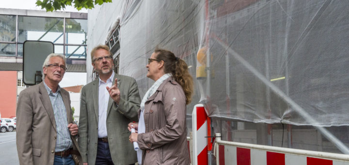 Oberbürgermeister Axel Jahnz (l.), SWD-Geschäftsführer Hans-Ulrich Salmen und Stadtbaurätin Bianca Urban trafen sich am Cityparkhaus, um über den geplanten Abriss zu sprechen.Foto: Meyer