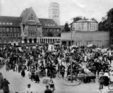 Der Marktplatz im Jahr 1927: Rathaus und Markthalle werden durch den Arkadengang miteinander verbunden.Bildvorlage: Stadtarchiv Delmenhorst