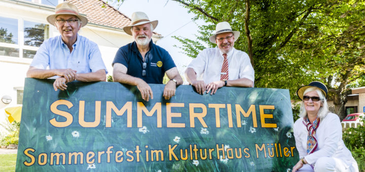 Harald Menkens (Freundeskreis KulturHaus Müller), Rolf Schütze (Rotary Club Ganderkesee), Burkhard Müller (OLB) und Wiebke Steinmetz (RegioVHS) freuen sich auf das Sommerfest. Foto: Meyer