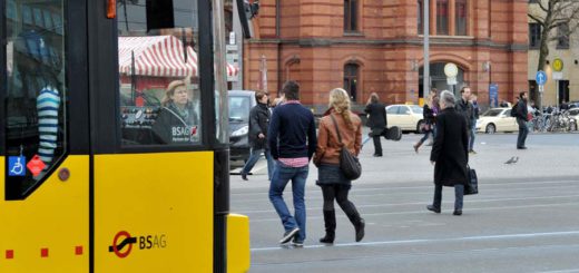 Fußgänger auf dem Bahnhofsplatz. Foto: Schlie