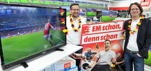 Verkaufsleiter Christopher Skormachowitsch (l.) und Geschäftsführer Henning Adler präsentieren im Media Markt den Flachbildfernseher, den WR-Leser gewinnen können. Foto: Konczak