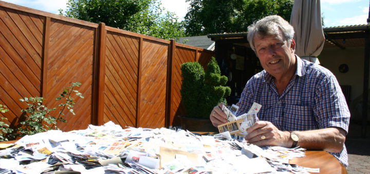Peter W. Jung mit einem Bruchteil von Briefmarken-Spenden. Foto: Neloska