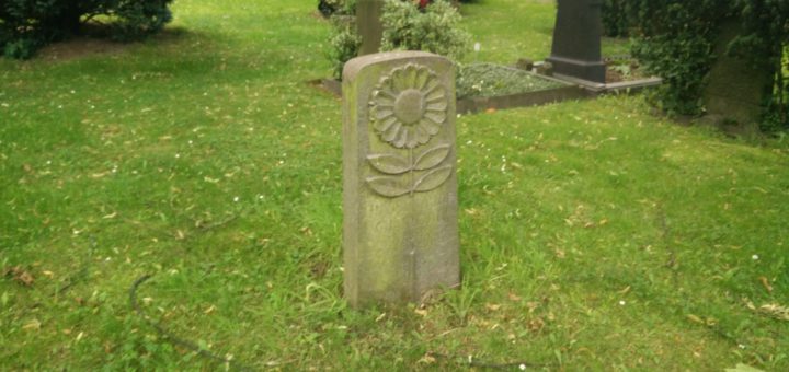 Sogar an Grabsteinen wie hier auf dem Friedhof Buntentor finden Pokémon Go-Spieler Belohnungen. Fotos: Niemann