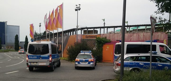 Die Polizei durchsucht den Weserpark mit Spezialeinsatzkräften. Foto: Niemann