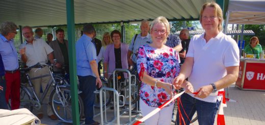 An allen drei Standorten gleichzeitig konnte Bürgermeisterin Alice Gerken-Klaas gestern nicht sein, am Bahnhalt in Hoykenkamp weihte sie deshalb symbolisch für alle Stationen die neue Sammelschließanlagen für Fahrräder ein.Foto: gri