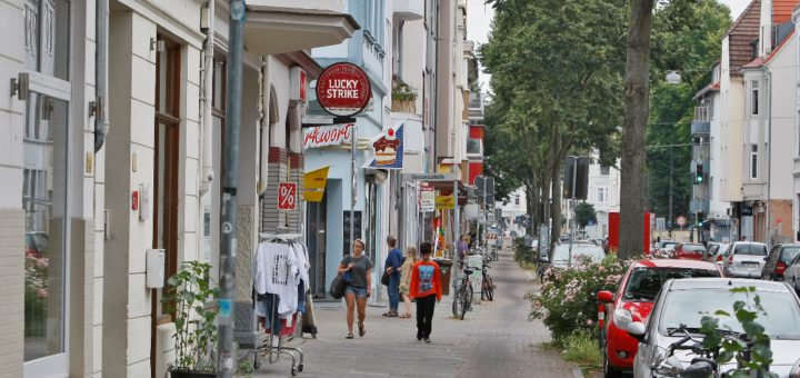Nicht auf jeder Höhe ist die Kornstraße so dicht mit Geschäften besiedelt wie hier. Trotzdem gibt es bis zu ihrem Ende in Huckelriede einiges zu entdecken.Foto: Barth