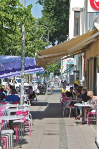 Die Restaurants und Cafés bieten Außenplätze direkt an der Pappelstraße – gerade bei gutem Wetter sind die bei Neustädtern sehr beliebt.