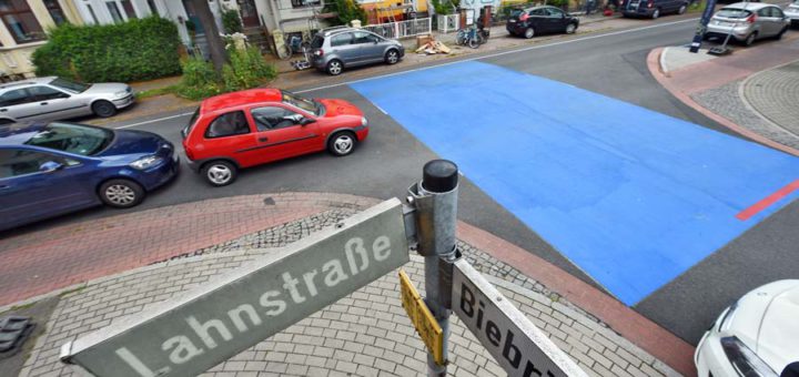 Anwohner haben die Kreuzung an der Ecke Lahnstraße / Biebricher Straße blau markieren lassen - die Stadt lässt den Belag ab morgen abfräsen. Foto: Schlie