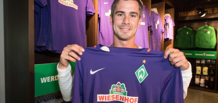 Fin Bartels in der Werder-Fanwelt mit dem neuen Auswärtstrikot. Foto: Nordphoto