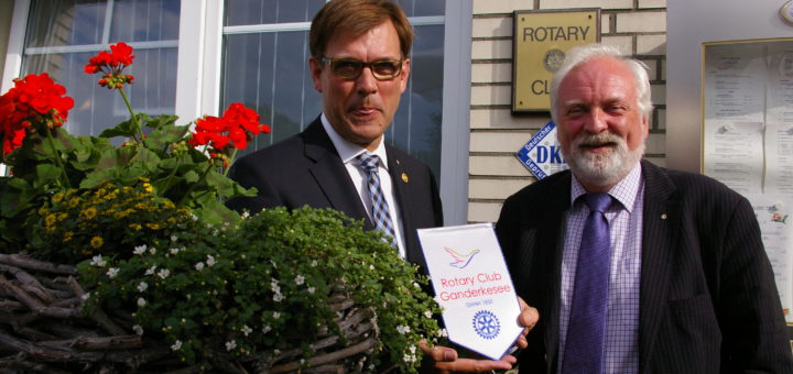 Altpräsident Hans-Hermann Schweers (links) übergibt smybolisch einen Rotary Club-Wimpel an seinen Nachfolger Rolf Schütze.Foto: kh