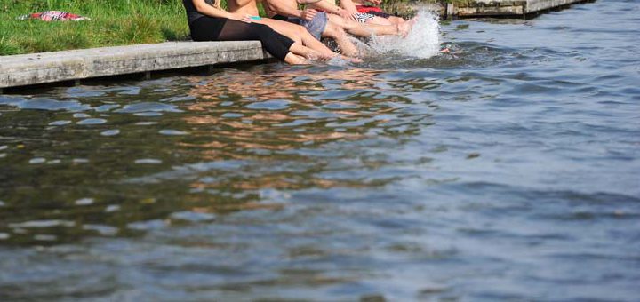 Am Werdersee kann man in der Sonne sitzen oder baden. Foto: WR
