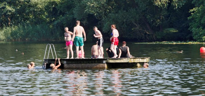 Badeinseln sind für viele Bremer ein großer Ferienspaß. Aber sie bergen auch Gefahren. Foto: Barth