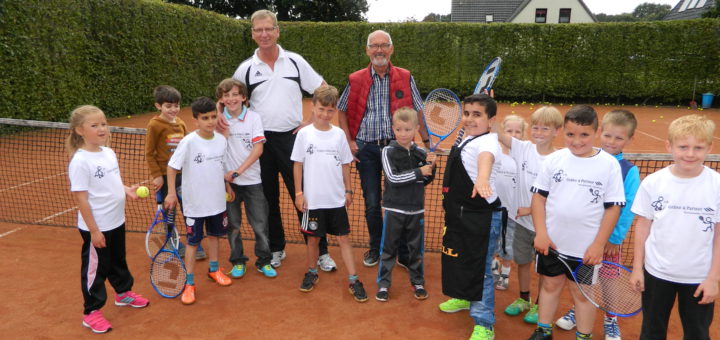 Vereinsvorsitzender Dieter Schindler und Ortsvorsteher Peter Schnaars (v.l.) freuten sich über die jungen Besucher auf der Anlage des Tennisvereins Scharmbeckstotel. Foto: Bosse