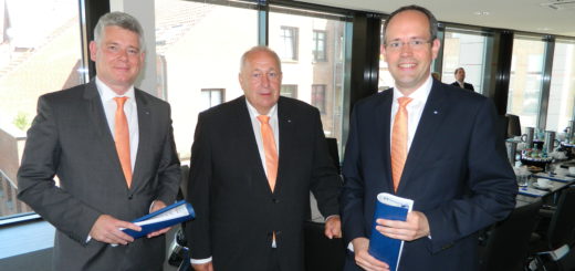 Die Vorstandsmitglieder Mathias Knoll, Wilfried Guttmann und Jan Mackenberg (v.l. präsentierten die Halbjahresbilanz der Volksbank Osterholz-Scharmbeck. Foto: Bosse