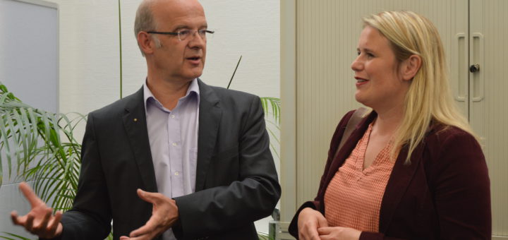 Doyma-Geschäftsführer René Hartwig führt Christina Jantz-Herrmann und Mitglieder der SPD Oyten durch das Unternehmen.Foto: Sieler