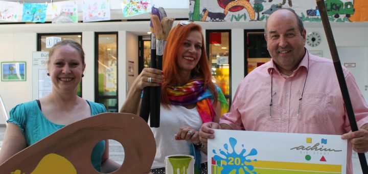 Vorfreude vor dem Kinderstadtfest: Karina Feldhoff und Dörte Sittig von der „Pep up GmbH“ mit Achims Bürgermeister Rainer DitzfeldFoto: pv