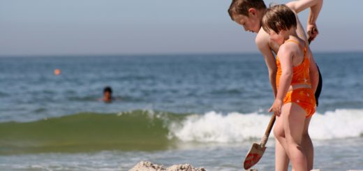 Auch am Strand sollten Eltern ihre Kinder im Blick behalten. Foto: Müller
