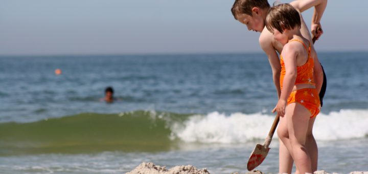 Auch am Strand sollten Eltern ihre Kinder im Blick behalten. Foto: Müller