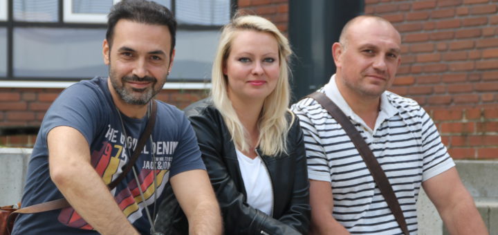 Celal Sarioglu (v. l.), Tanja Ulbrich und Pavel Fedorenko sind als Streetworker der Caritas auf den Straßen von Bremen-Nord unterwegs. Foto: Füller