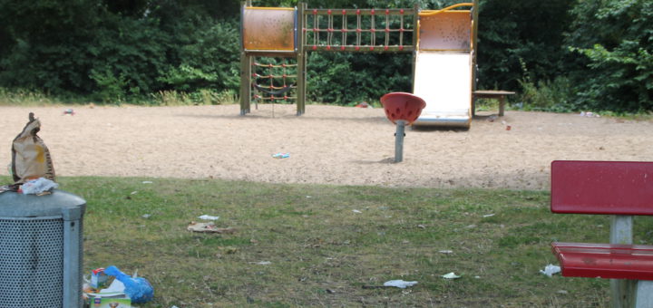 Hier möchte kein Kind spielen: Der Spielplatz auf der Bahrsplate ist völlig verdreckt. Foto: Füller