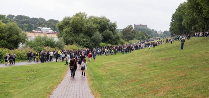 Die erste Pokémon Go-Tour lockte laut Veranstalter viele Besucher an den Weserdeich. Foto: Clören
