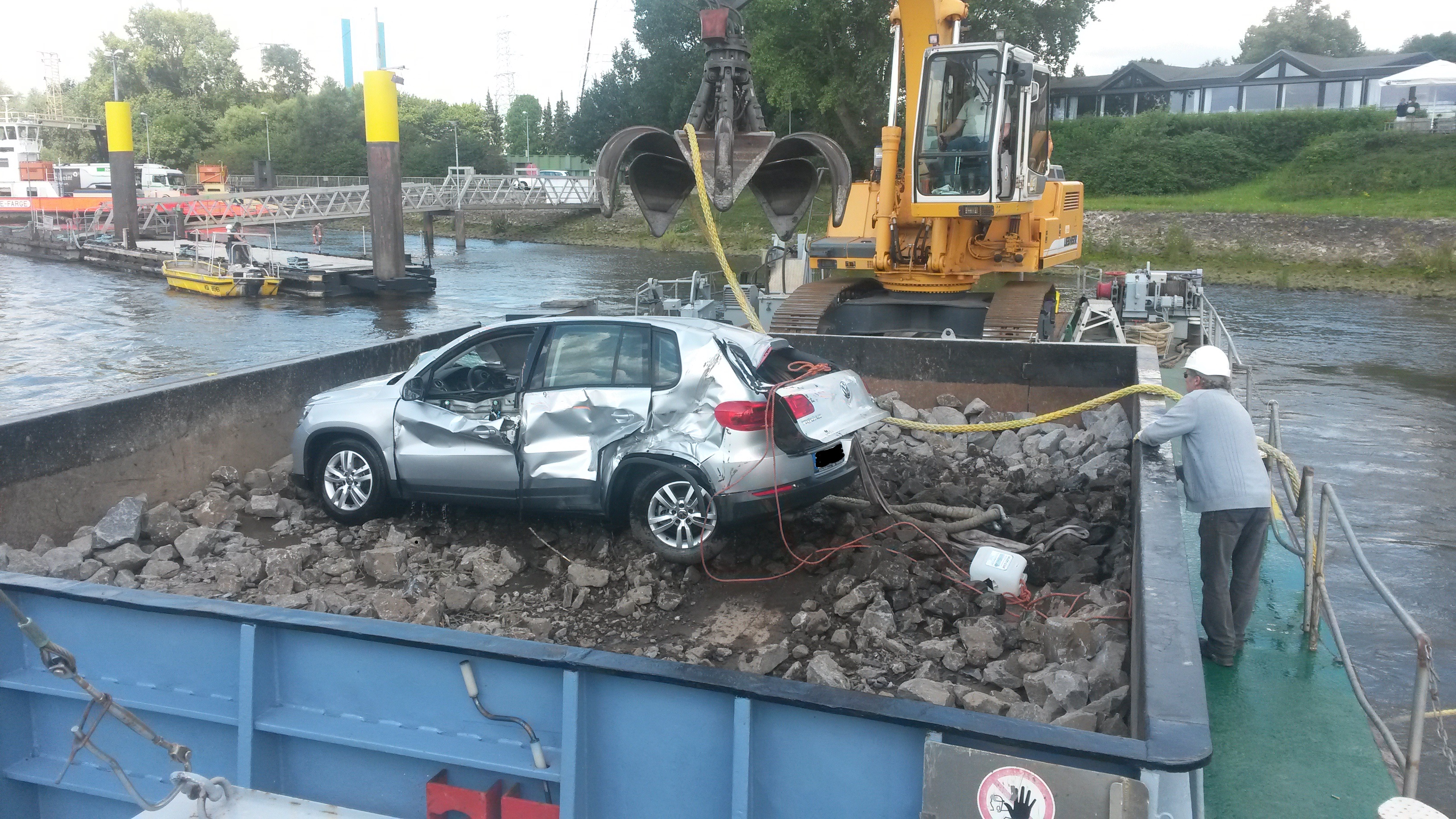 Havarie: Dieses Auto rollte direkt in die Weser