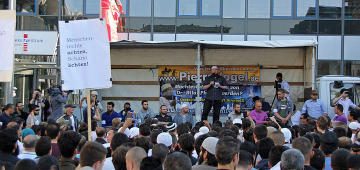 Der Salafisten Prediger Pierre Vogel bei einer Kundgebung in Koblenz. Foto: wikimedia