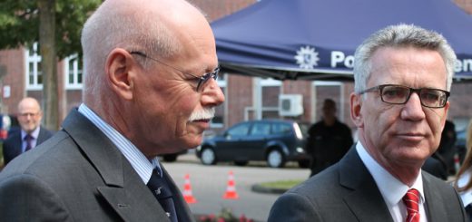 Bundesinnenminister Thomas de Maiziére mit Bremens Innensenator Ulrich Mäurer in Bremen. Foto: Bohlmann