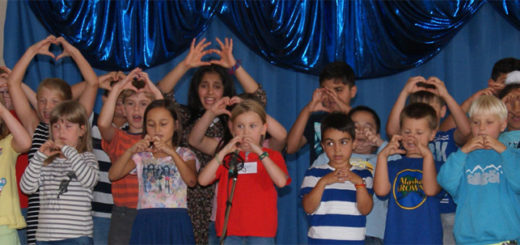 Die Klasse AL 7 präentierte den Gästen des Festakts zur Einweihung der Ganztagsschule ihr eigenes „OHZ-Lied“. Foto: Möller