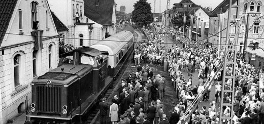 Der Sonderzug mit den Ehrengästen stoppt vor dem alten Bahnhofsgebäude, wo er von rund 4.000 Schaulustigen in Empfang genommen wurde.Foto: Stadtarchiv Delmenhorst