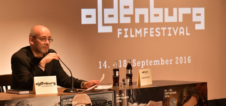 Torsten Neumann, Leiter des Filmfests Oldenburg, präsentierte die kommenden Highlights für das Festival vom 14. bis 18. September. Foto: Konczak