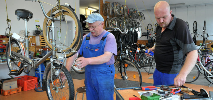 Die Mitarbeiter der Fahrrad-Werkstatt bereiten sich schon auf den Fahrrad-Sonderverkauf beim Sommerfest von der Brücke und der Polizei vor. Foto: Konczak