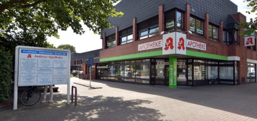 Blick auf die Apotheke und die Einfahrt zum Ärztehaus an der Oldenburger Straße. Foto: Konczak