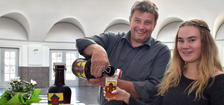 Axel Langnau schenkt Graft-Bier ein.