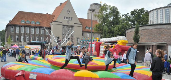 Die vielen Hüpfanlagen rund um das Rathaus kamen bei den jüngeren Besucher sehr gut an. Fotos: Konczak