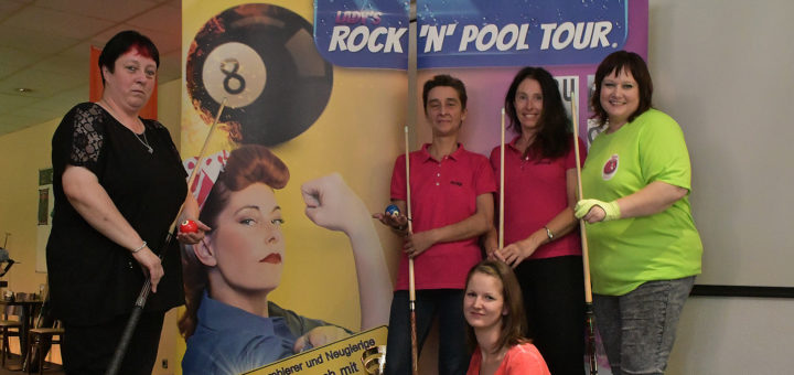 Bei der Lady’s Rock’n’Pool Tour sind Anfängerinnen am Billardtisch willkommen. Der Spaß und die Unterstützung untereinander stehen im Vordergrund. Foto: Konczak