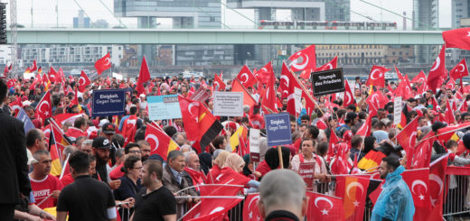 Viele Türken sind nach dem Putschversuch auf die Straßen gegangen, wie hier in Köln. Auch in Bremen wurde demonstriert, die Stimmung hat sich seitdem verändert. Symbolfoto/flickr