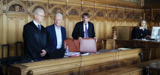 Harms am Wall-Geschäftsführer Hans Eulenbruch beim Prozessauftakt im Landgericht mit seinen Anwälten. Foto: Niemann