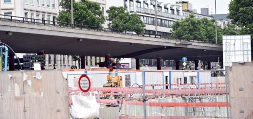 Die Hochstraße muss wegen der Baustelle am Bahnhof angehoben werden. Foto: Schlie