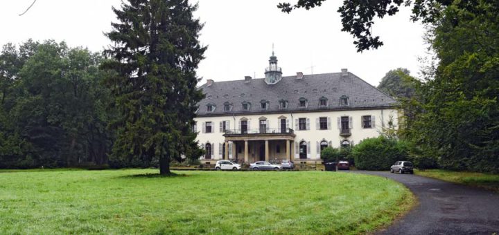 Das Herrenhaus von Gut Hohehorst bietet gut 100 Zimmer und wurde zuletzt als Drogen-Therapiezentrum genutzt. Foto: Schlie