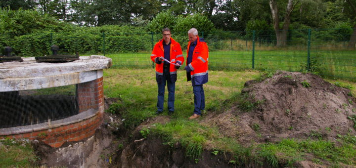 Dieter Meyer (links) und Torsten Prüß von der Stadtwerkegruppe stellten am Brunnen 1 die Pläne zum Bau neuer Förderanlagen in der Graft vor.Foto: Lürssen