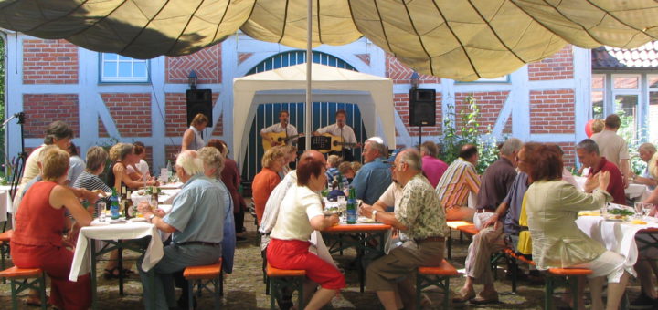 Das Kulturkreisfest auf Gut Sandbeck wird am 21. August wieder unter dem mittlerweile bekannten Lastenfallschirm gefeiert. Foto: red