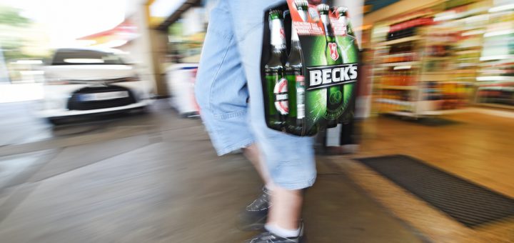 Das Sixpack in der Hand: Alkohol gibt es immer reichlich. Foto: Schlie